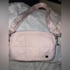 Crossbody handbag in the color pink
